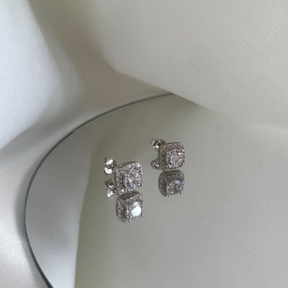 [Amore Jewels]Classic Round Center Stone Stud Earrings