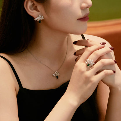 [Amore Jewels]Luxurious Flower Shape Emerald Cut Necklace