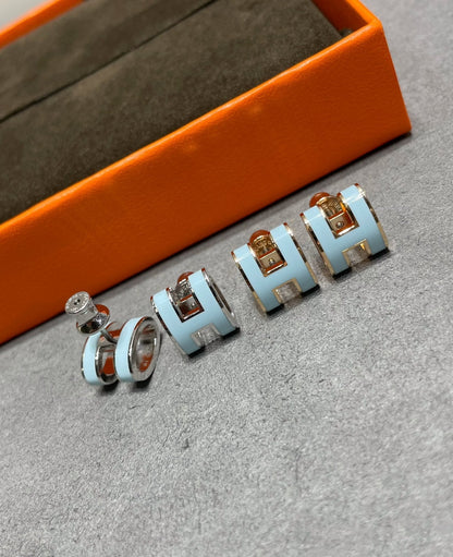 [Amore Jewels]POP H SKY BLUE STUD EARRINGS