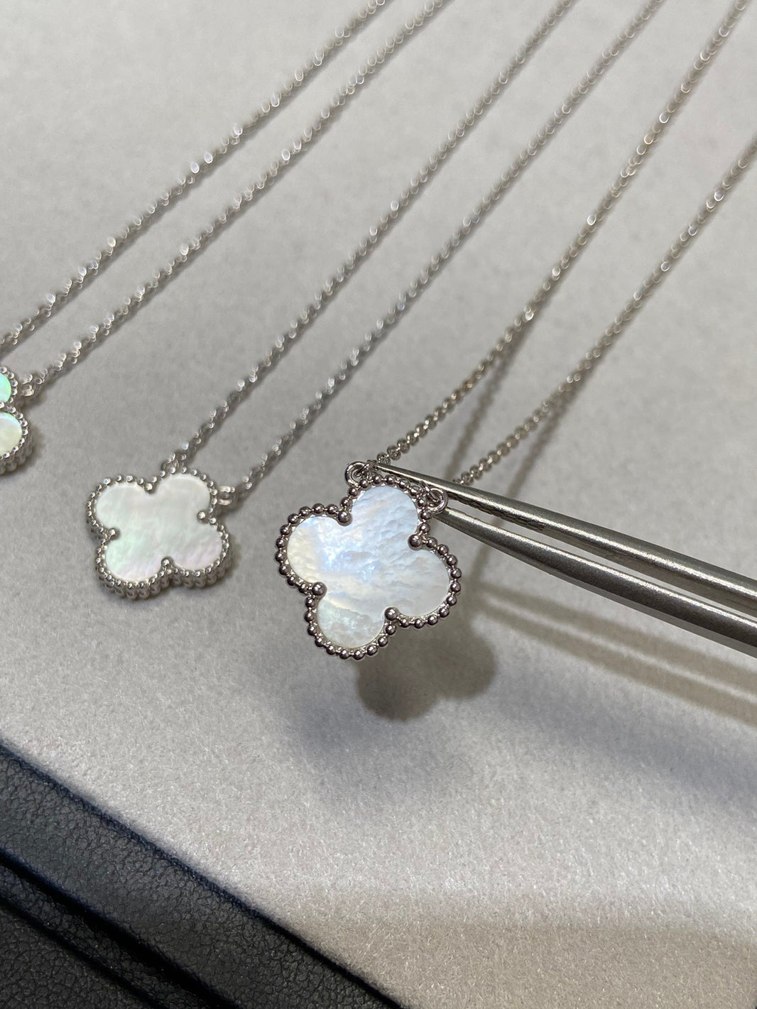 [Amore Jewels]CLOVER MEDIUM SILVER WHITE MOP NECKLACE