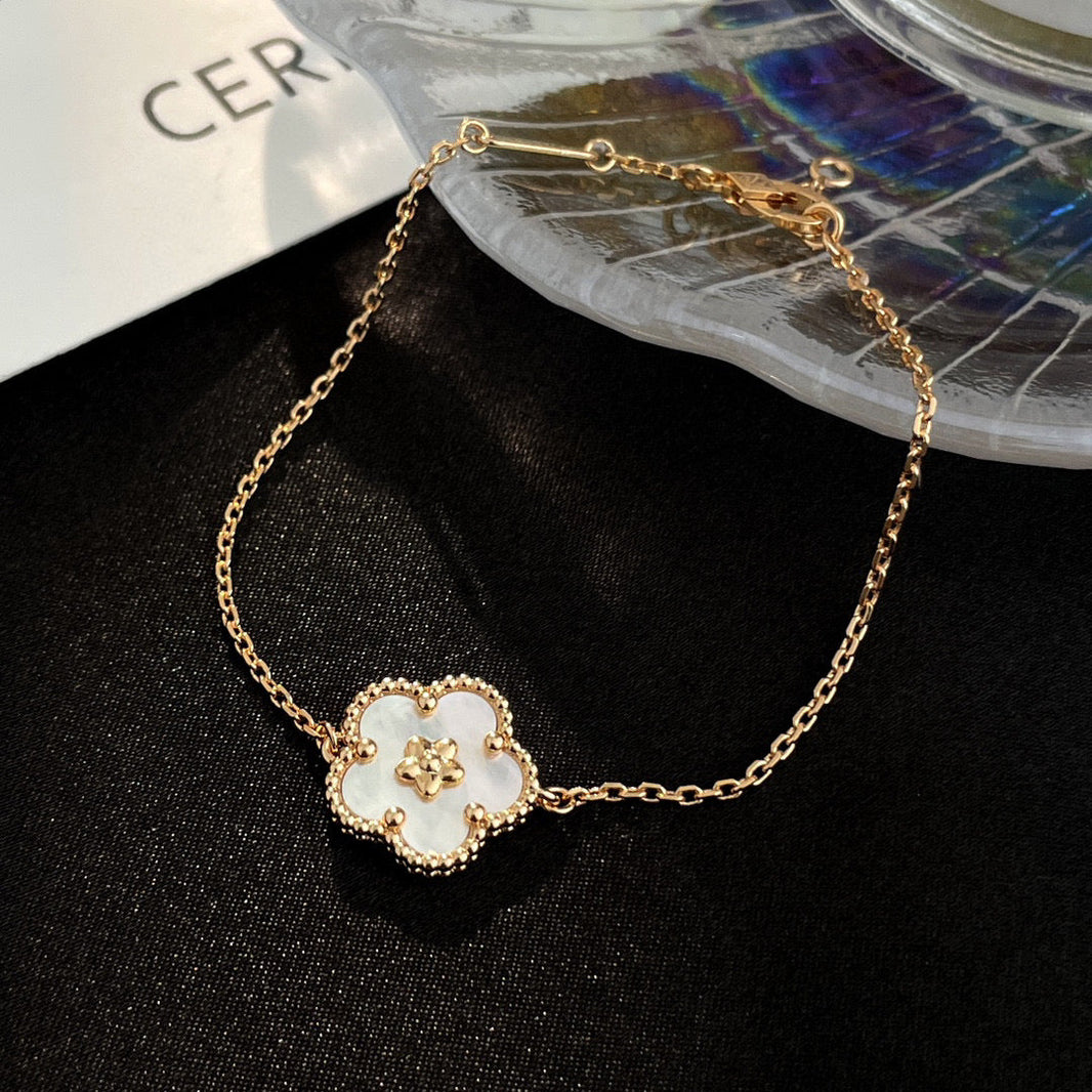 [Amore Jewels]LUCKY WHITE MOP PLUM BLOSSOM  BRACELET